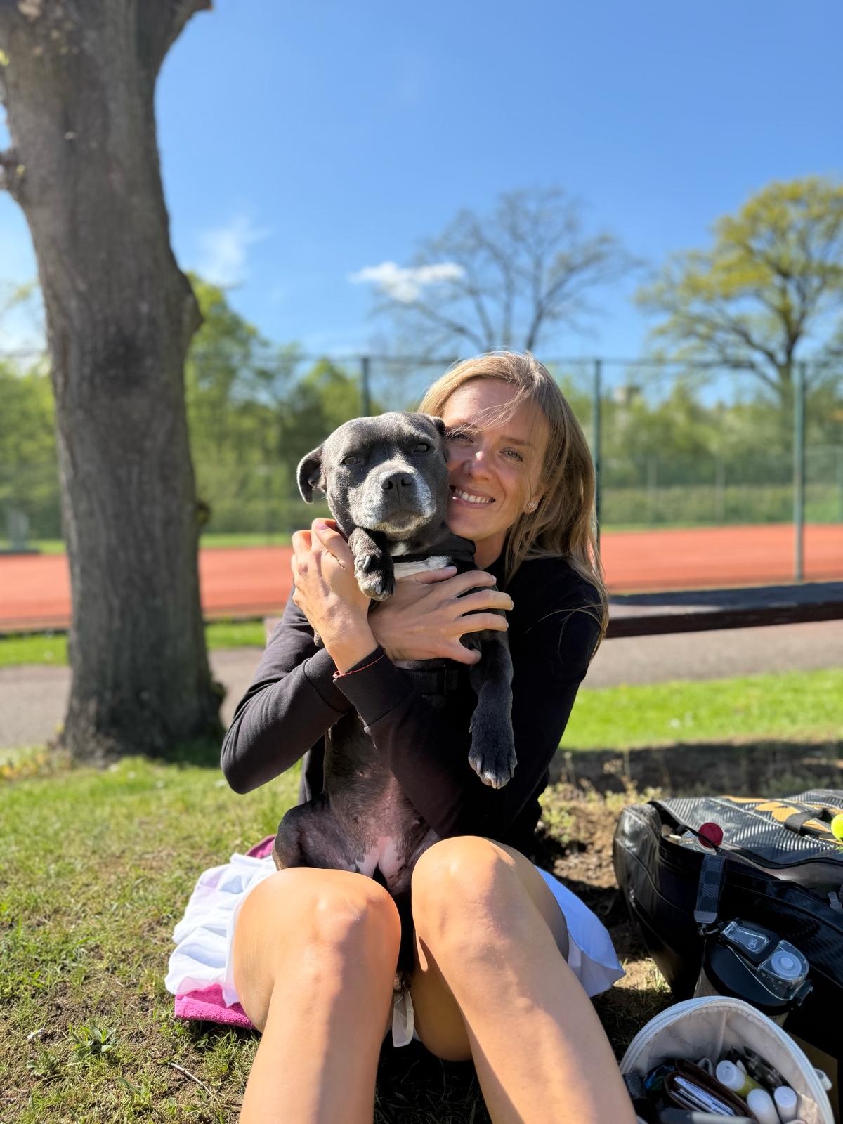 Petra Stupková se psem u tenisových kurtů
